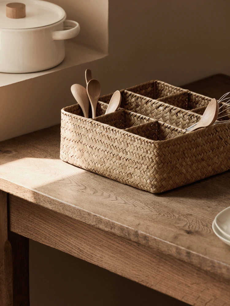 

Japanese-style woven straw storage basket, desktop sundries, fruit snacks, mask storage box