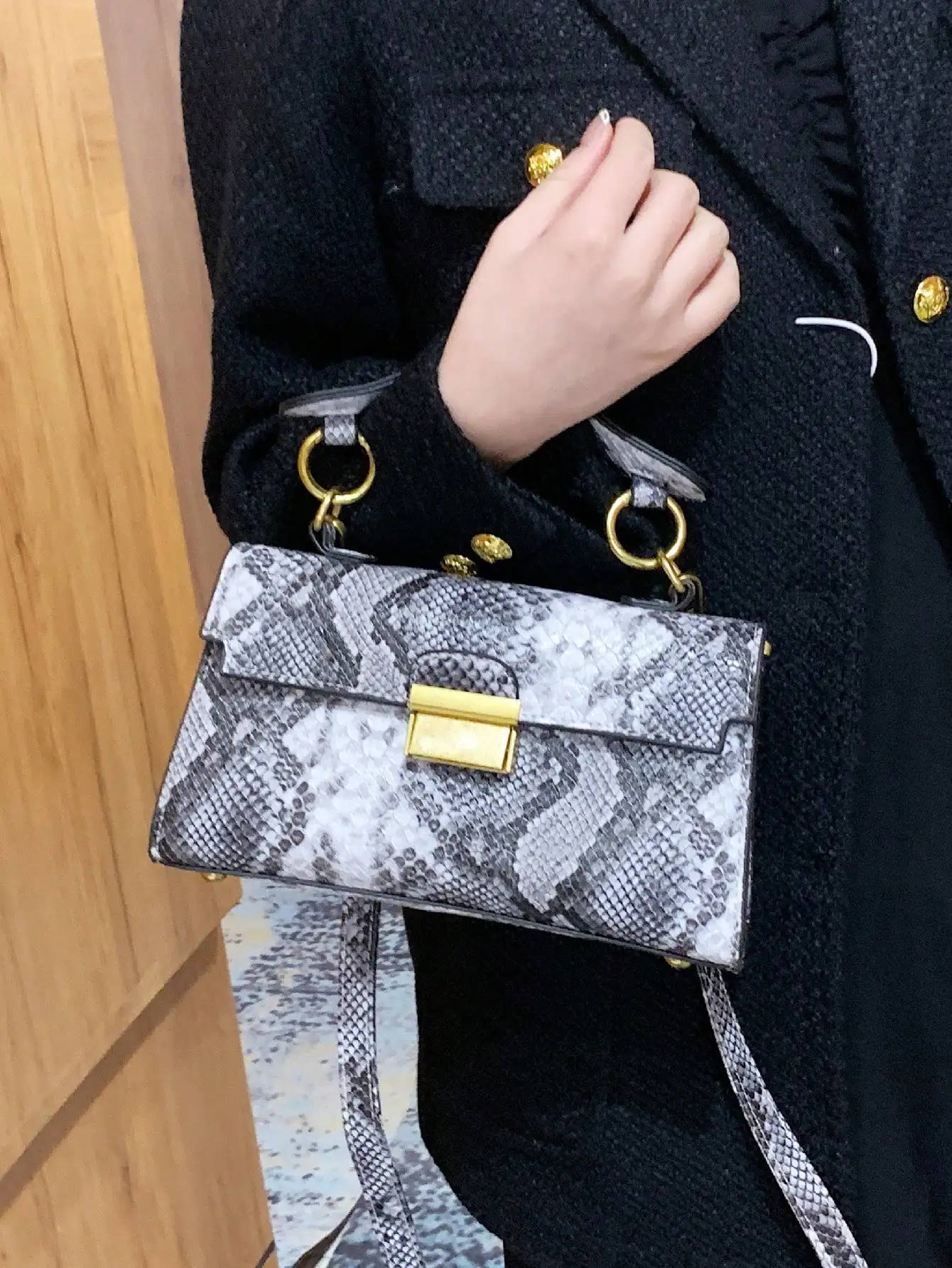 Fashion trend, serpentine niche design, handbag, removable shoulder strap, single shoulder, slant shoulder