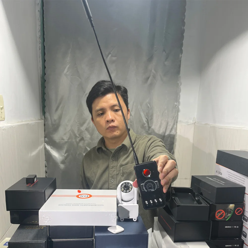 

Универсальный детектор безопасности - обнаруживает скрытые камеры, GPS-трекеры, подслушивающие устройства, лазерные и сигнальные устройства, тонкий металлический корпус, дальность действия 10 м.