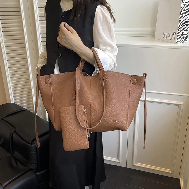 

Large Capacity Simple Casual Backpack Bag with Fashionable Vintage Look for Business and Leisure Commuter