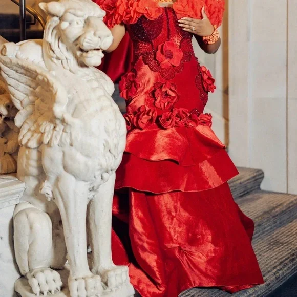 ชุดแต่งงานแบบดั้งเดิมสไตล์เอโดะสีแดงประดับดอกไม้  ตกแต่งด้วยดอกไม้ ประดับด้วยคริสตัล  ทรงหางปลาแบบเบนิน  ชุดเจ้าสาววินเทจแบบหลายชั้น