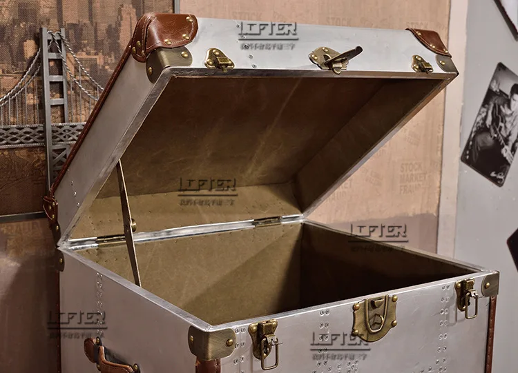 خزانة ريفية أمريكية بأربعة أكمام، طراز صناعي، جلد ألومنيوم، برشام معدني قديم، حافة قديمة، العديد من تخزين الفنادق #4