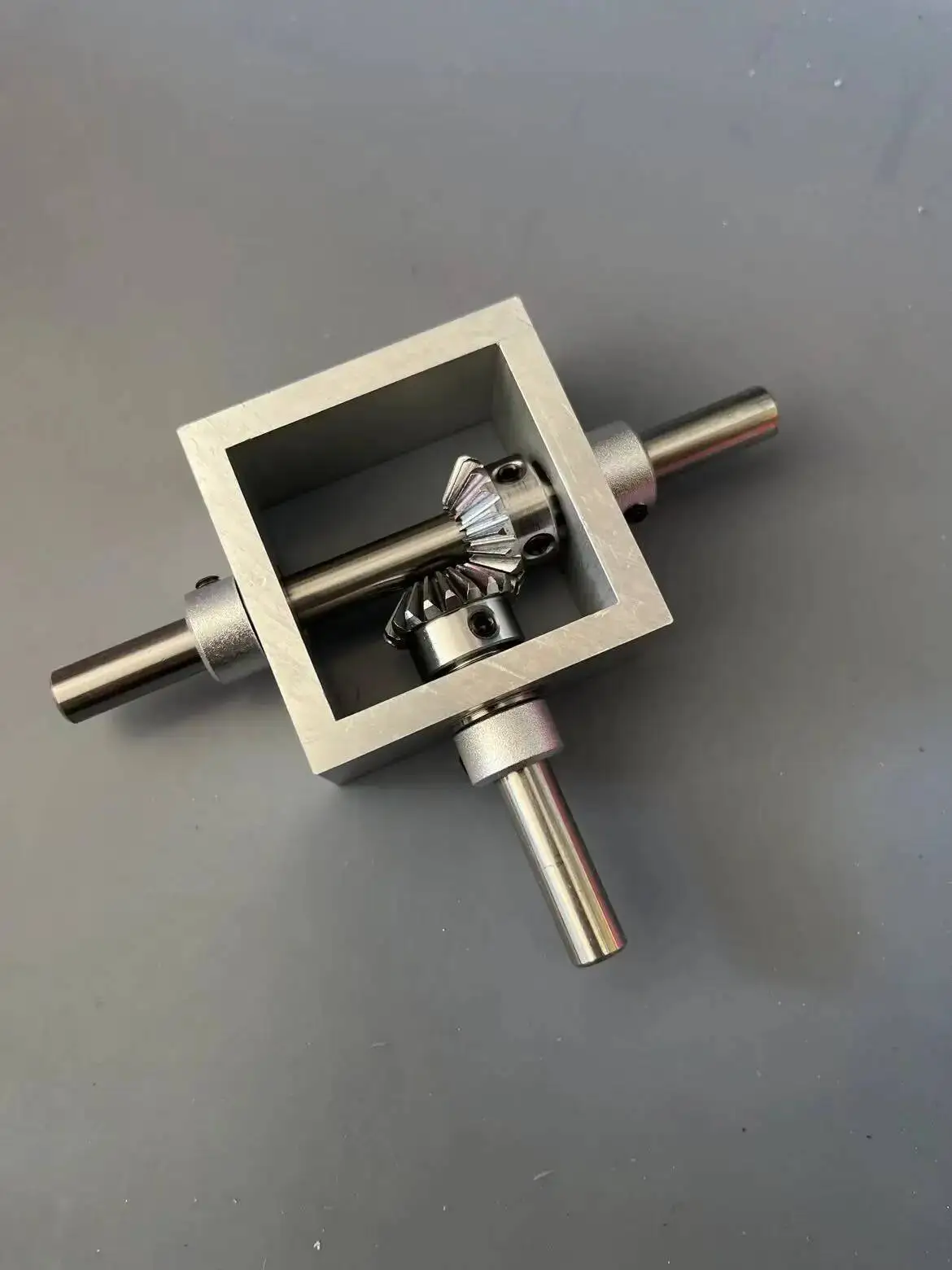 

90-градусная правая коробка передач, реверсивный двойной выходной вал, коническая шестерня, угловой преобразователь, передаточное число 1:1, механические инструменты Modul