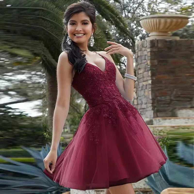 فستان حفلة موسيقية صغير مثير برقبة على شكل V أشرطة سباغيتي دانتيل مطرز بالخرز فساتين العودة للوطن تول على شكل حرف a فستان قصير للحفلات حسب الطلب