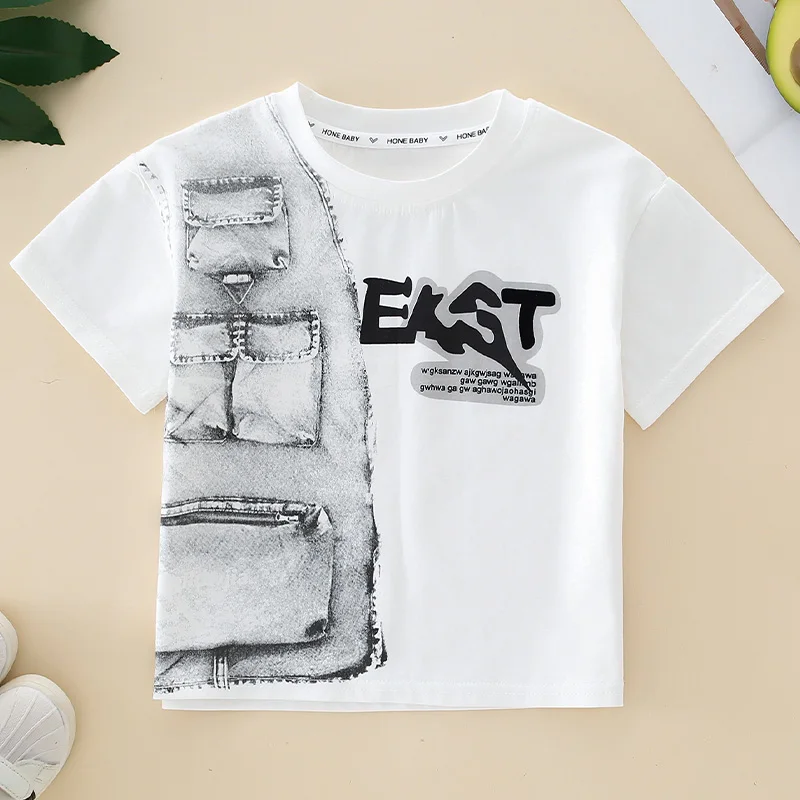 Jungen Sommer T-Shirt Lässiger O-Ausschnitt Kurzarm Kinder Fake-Denim-Taschen-Print Tops Buchstaben-Grafik-T-Shirts Kinder Streetwear Kleidung