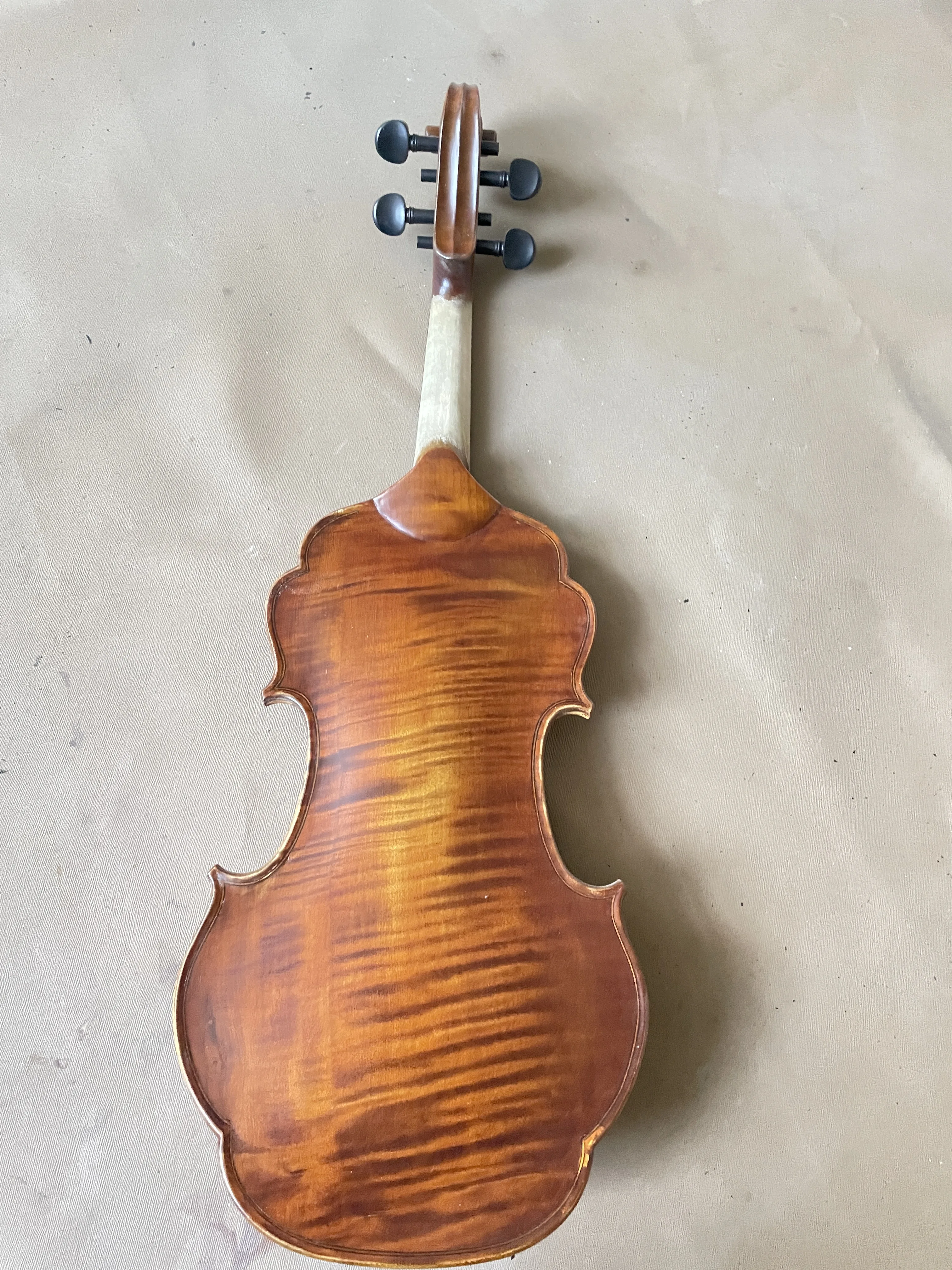 

High quality special shaped violin, full size, rare flowers, spruce panel, flame maple whole backboard, ebony fingerboard, high