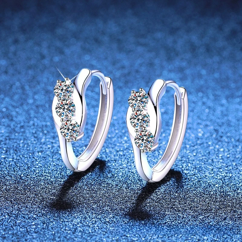 

Platinum PT950 18K Gold Moissanite Earrings with Geometric Twist Arms, Fashionable and Stylish Ear Buckles and Accessories