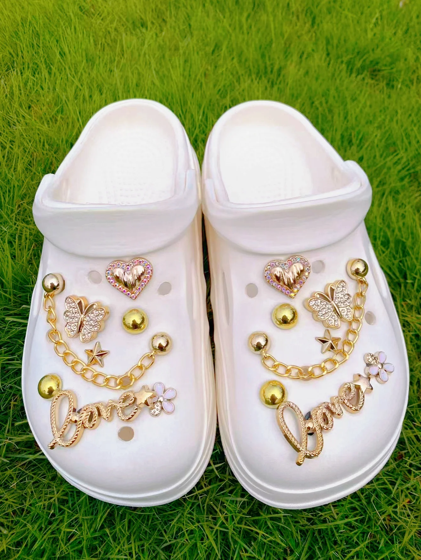 16 زخرفة بإبزيم حذاء DIY بأحرف ذهبية وخرز الفراشة والقلوب وما إلى ذلك. إكسسوارات مشبك أحذية متعددة الوظائف للنساء