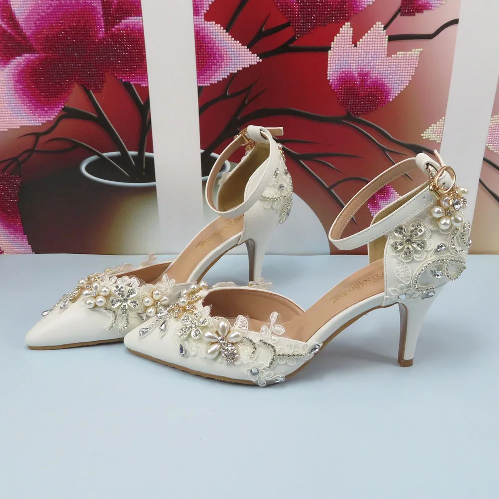 Scarpe da sposa con fiori a punta bianca con tacco alto Scarpe da sposa da donna alte e poco profonde con cinturino alla caviglia Scarpe da sera