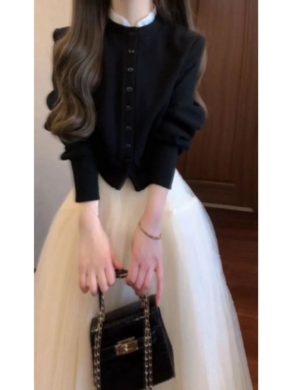 

Комплект из двух предметов в корейском стиле: вязаный кардиган и юбка. Удобный хлопковый материал, короткий рукав, круглый вырез, дизайн для весны.