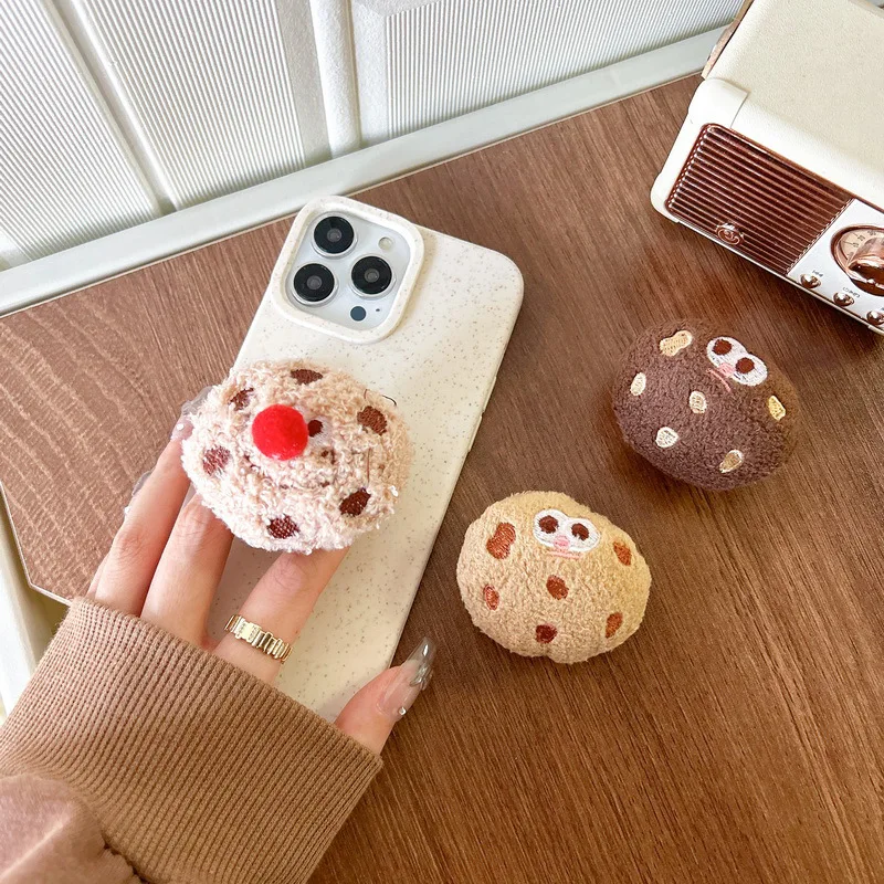 

Мягкий плюшевый чехол-подставка для телефона в виде шоколадного бисквита с выдвижным кронштейном и клейкой основой для iPhone 17, настольная опорная рамка-держатель