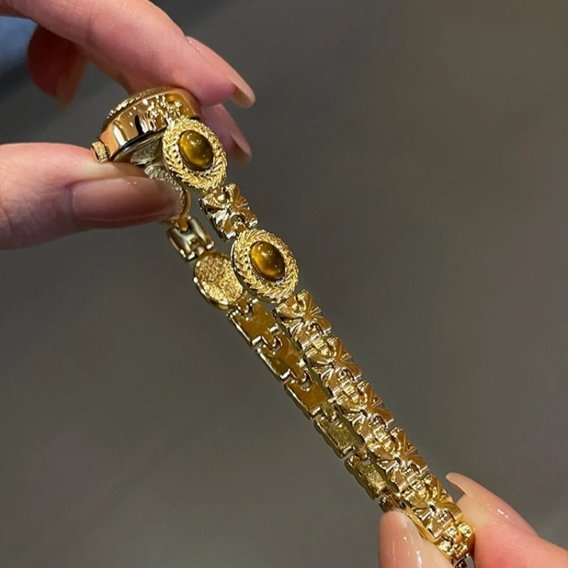 Women's New Golden Watch Luxury Vintage Style Women's Quartz Watch Exquisite Small Fashion Girl's Personalized Watch Gift