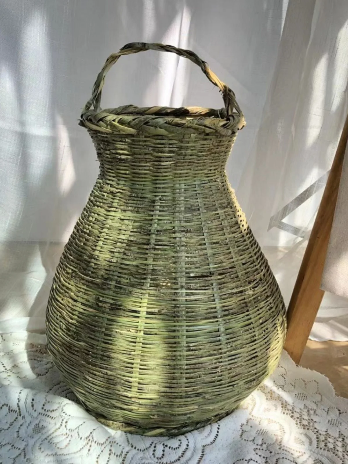 Bamboo woven fish basket, fishing and shrimp catching tools, fish cage, eel cage, outdoor fishing basket, children's photography