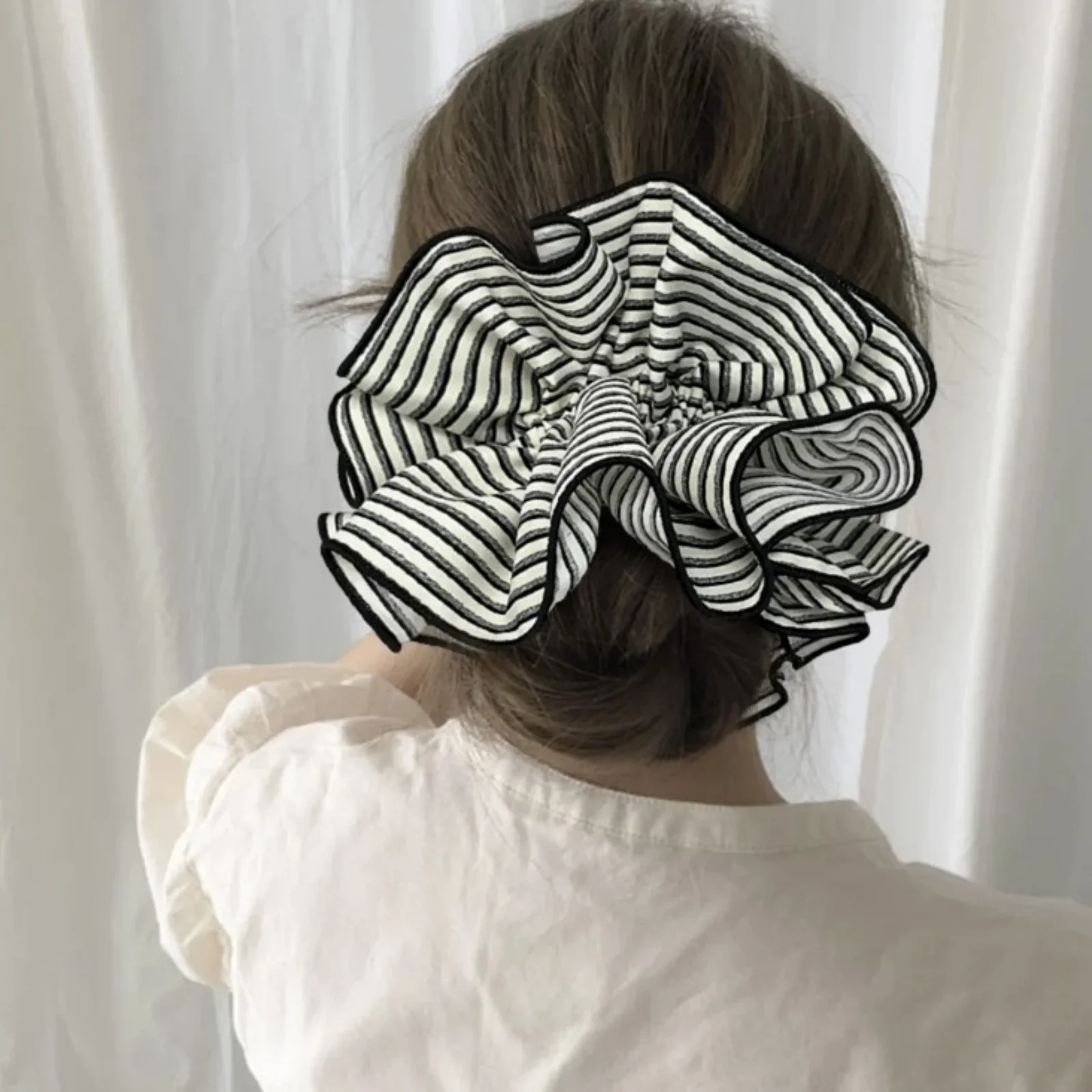 

1 шт., большая полосатая резинка для волос с рюшами по краям, шикарная черно-белая резинка для волос, стильный аксессуар для волос для женщин