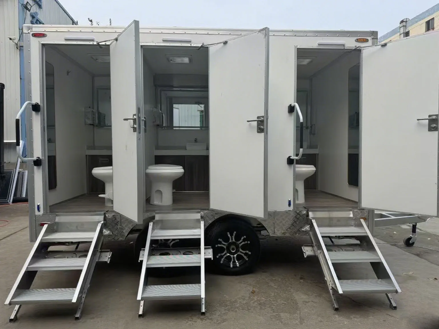 Outdoor Luxury Portable Toilet Trailer Mobile Restroom for Wedding Party Music Festival Construction Site Public Room