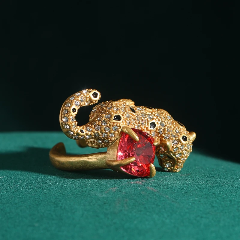 Retro Pink Cubic Zirconia Inlaid Leopard Head Rings Gold Color Personality Luxury Party Cooper Vintage Jewelry 2024 New Arrival