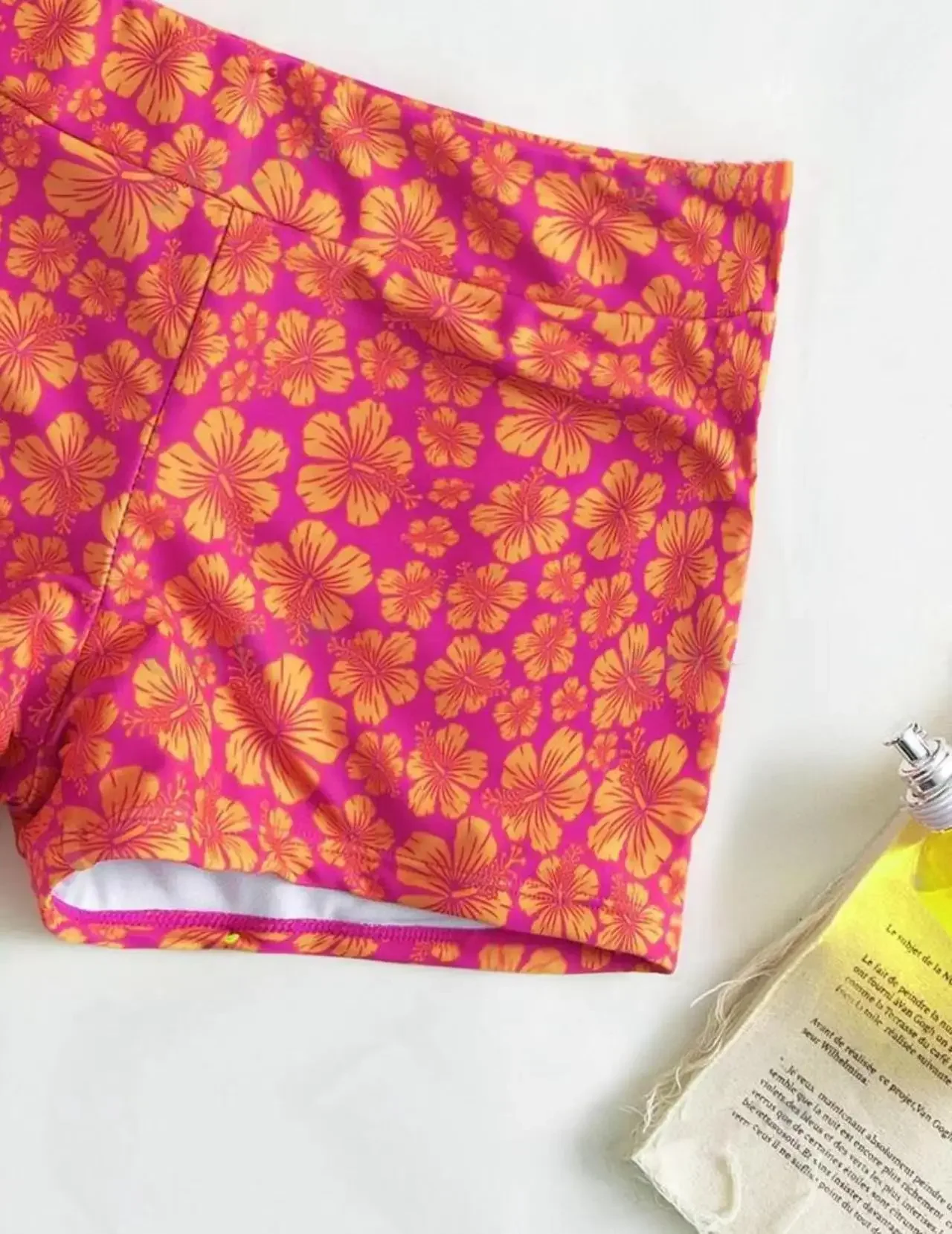 Set bikini rosso a vita alta da donna 3 pezzi con top corto a collo alto costume da bagno femminile costumi da bagno floreali da spiaggia costumi da bagno pantaloncini