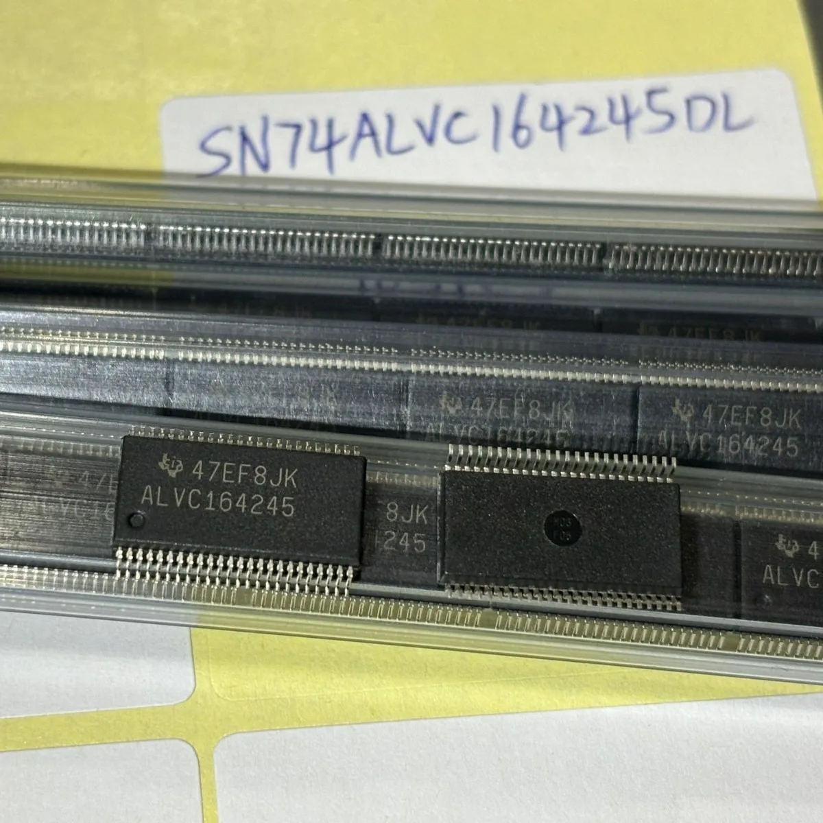 

SN74ALVC164245DLR преобразователь/переключатель уровня SSOP-48 шелкография ALVC164245 интегральная схема микросхемы