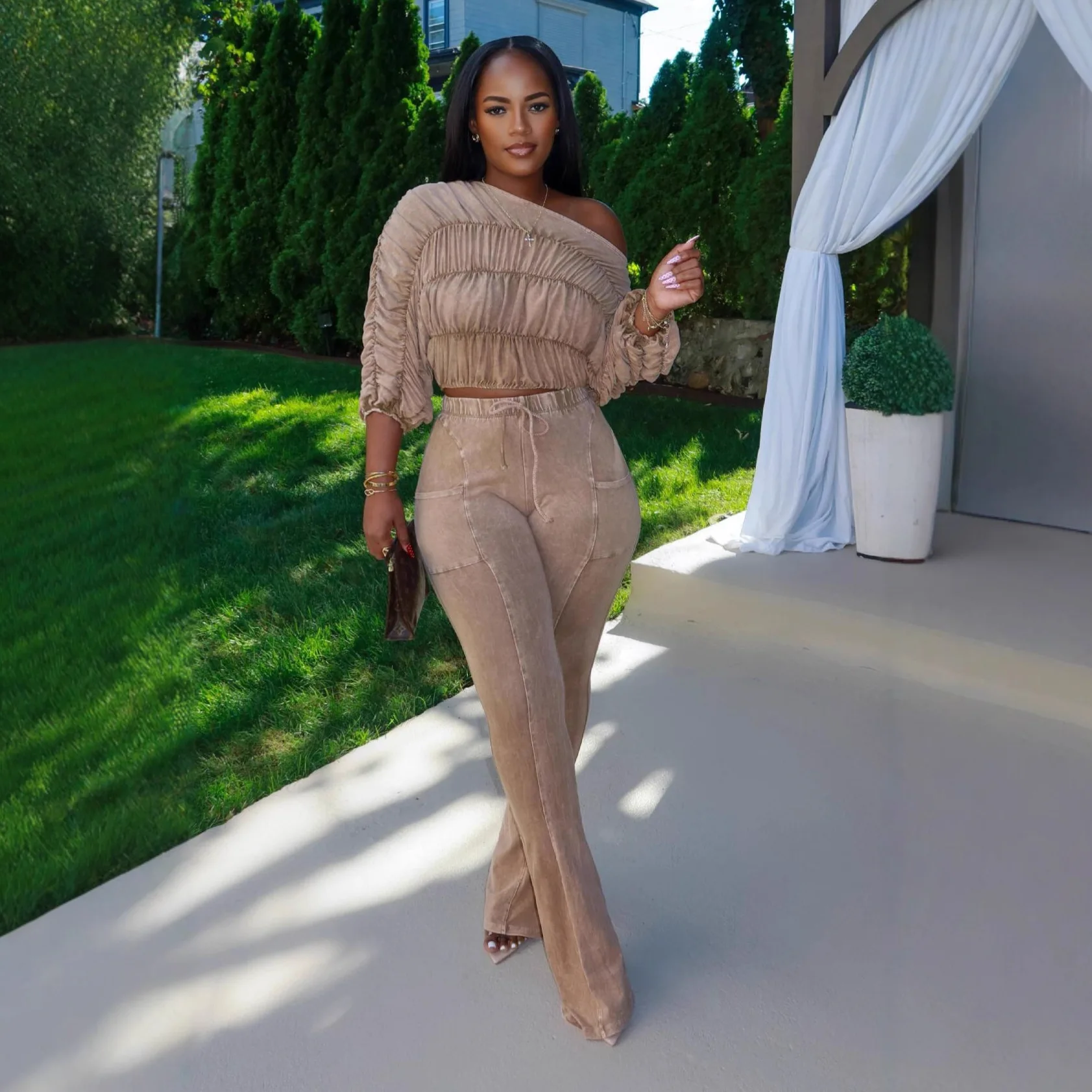 ชุดเซ็กซี่สำหรับผู้หญิง เสื้อครอปโชว์เอว ทรงเข้ารูป กางเกงขาบานเล็กน้อย ชุดสองชิ้น ฤดูใบไม้ร่วง 2025