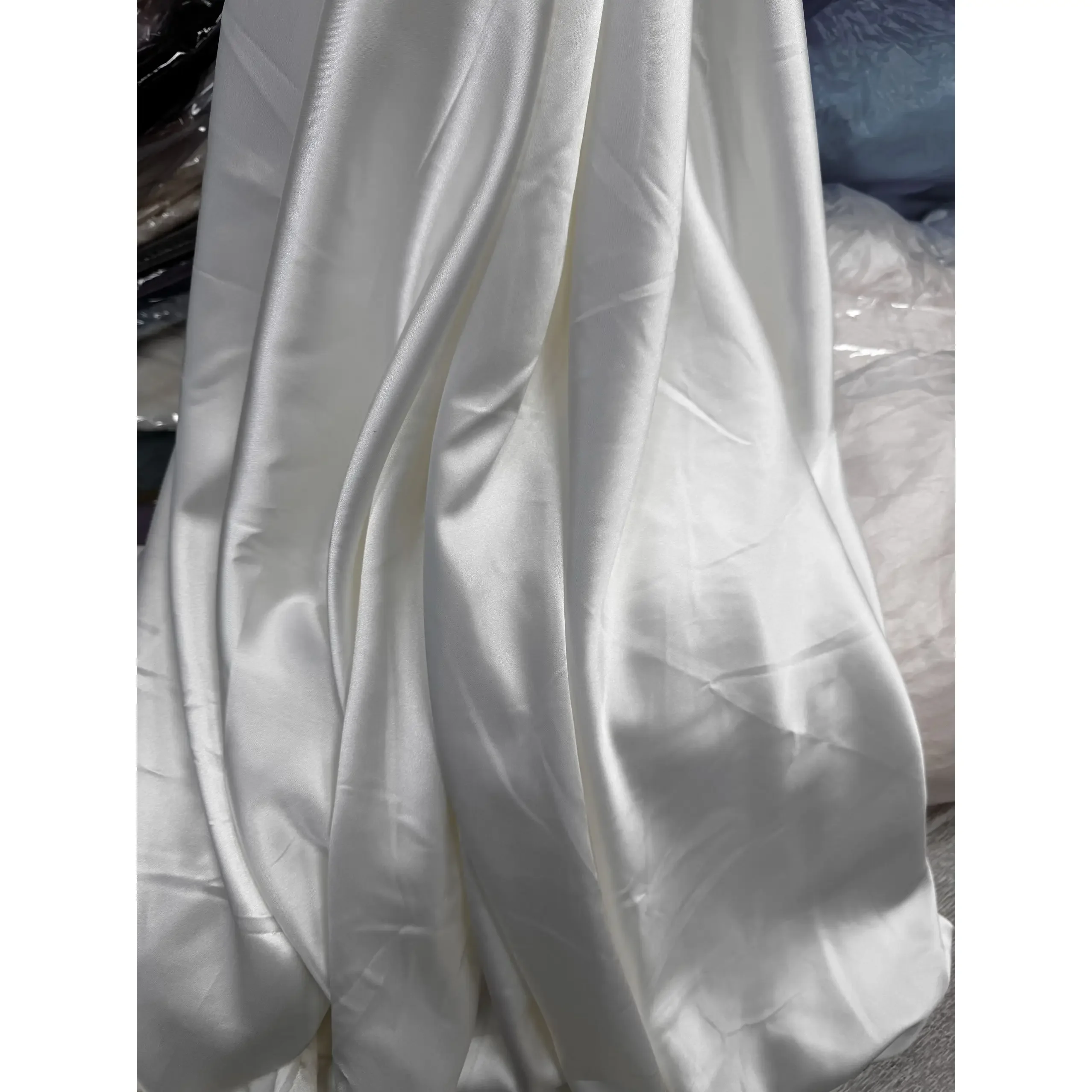 Tessuto di raso super drappeggiato con finitura lucida al tocco ghiacciato liscio per tende per fondale di nozze, decorazioni per soffitti e tessuti per feste