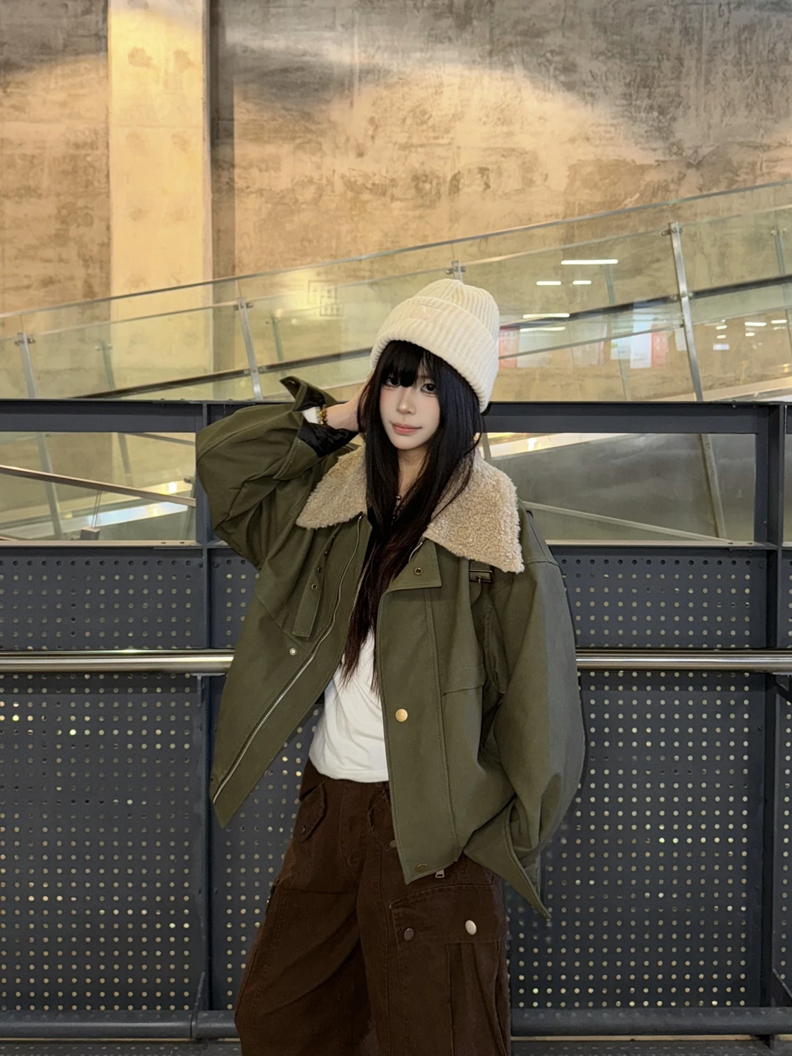 

Американская зимняя женская куртка-пилот свободного кроя с контрастным воротником из овечьей шерсти, в стиле ретро