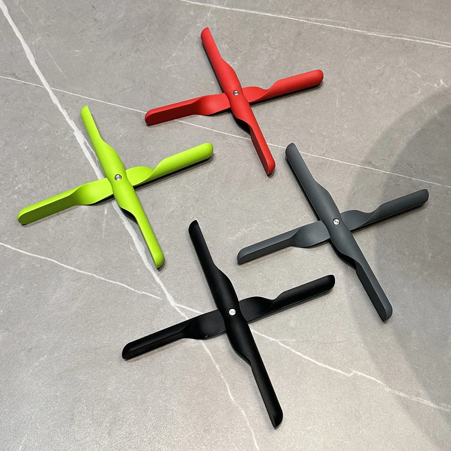 

Силиконовый изоляционный коврик, устойчивый к ожогу и термостойкий Коврик для кастрюль можно сложить и хранить.