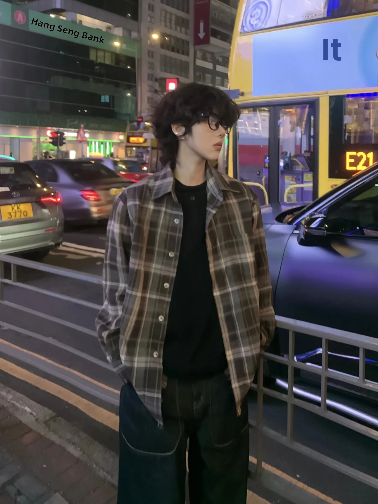 قميص رجالي كاجوال أمريكي بنمط مربعات وقصة فضفاضة بأكمام طويلة، مريح وعملي وقابل للتنفس مصنوع من ألياف البوليستر