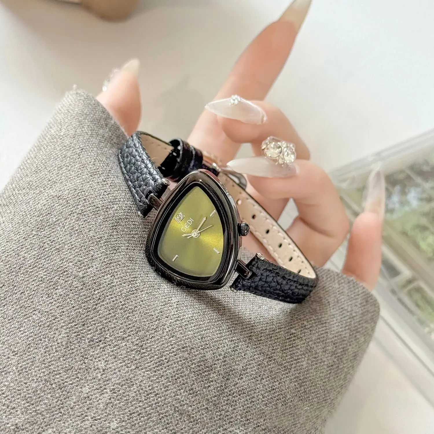 Montres pour femmes rétro-chiques irrégulières Triangle créatif petit cadran bracelet en cuir véritable montre pour femme à Quartz résistante à l'eau