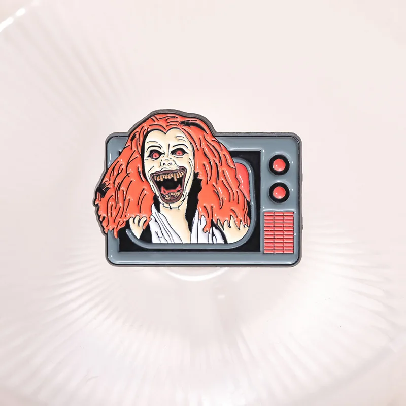 دبابيس المينا فيلم الرعب الشرير الإبداعي ، بروش التلفزيون المهرج الرجعية الكرتون ، شارة القوطية ، طية صدر السترة على ظهره ، اكسسوارات المجوهرات ، الهدايا