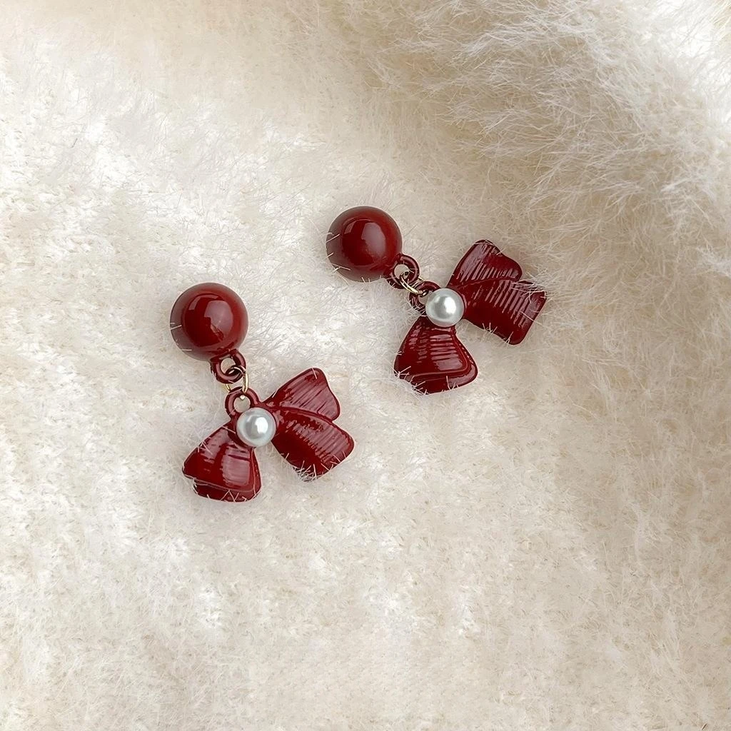 Adorables pendientes con forma de lazo esmaltado en color burdeos para mujer, con perlas y diseño de lazo colgante, ideales para bodas, fiestas y como regalo navideño.