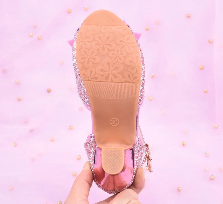 Monissy Fille Princesse Chaussures en Cuir et Paillettes Sandales à Talon Haut Bout Fermé Papillon Grande en Arrière Scratch Brillant Cristal Chaussures Noël Printemps Autumne, Doré, 38 EU