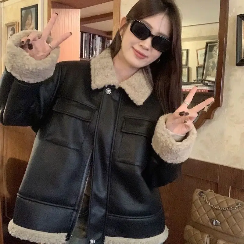 เสื้อแจ็คเก็ตหนัง PU คอปะติดปะต่อขนฟู ไซส์พลัส สำหรับผู้หญิง ฤดูหนาว อุ่นสบาย บุขนด้านใน ทรงหลวม สไตล์แฟชั่นสตรีทแวร์