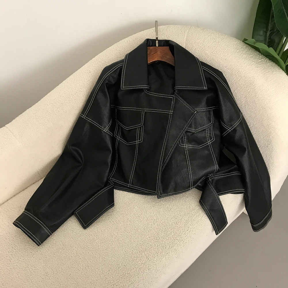 

Женская новая байкерская куртка, уличная одежда, пальто из искусственной кожи, весенняя мода, с разрезом подол, черный лацкан с длинным рукавом, женская повседневная мода