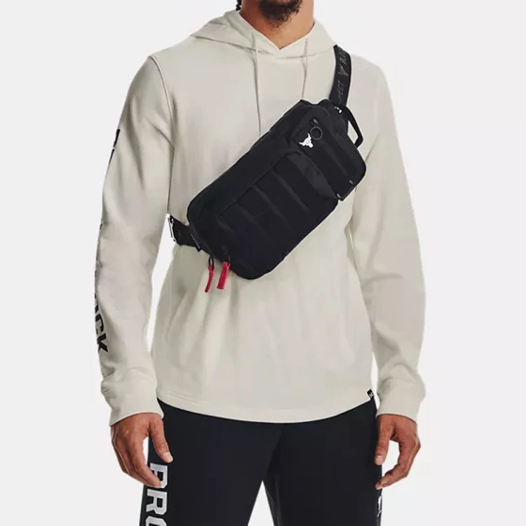 Saszetka nerka Under Armour czarna męska - usage example