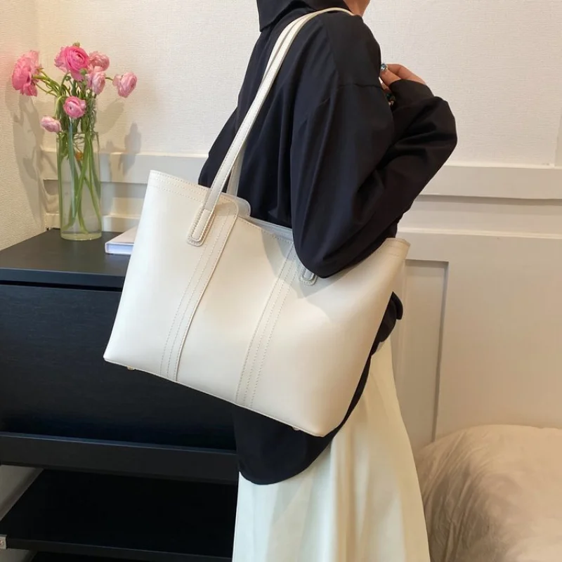 

Elegant Handbag For Ladies Crossbody Bag Made Of Premium Leather From Luxury Brand Famous Designer Chic