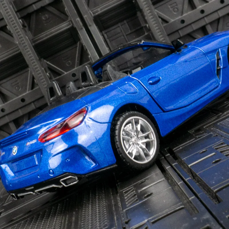 

1:30 модель суперкара из сплава BMW Z4 M40i, трансформируемые двери автомобиля могут открыть как подарок друзьям на день рождения