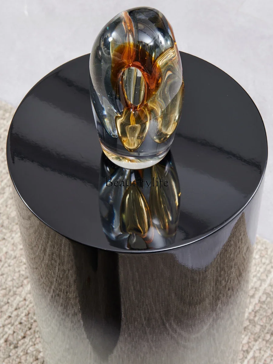 أريكة غرفة المعيشة بجانب عدد قليل من طاولات القهوة الصغيرة المنقولة