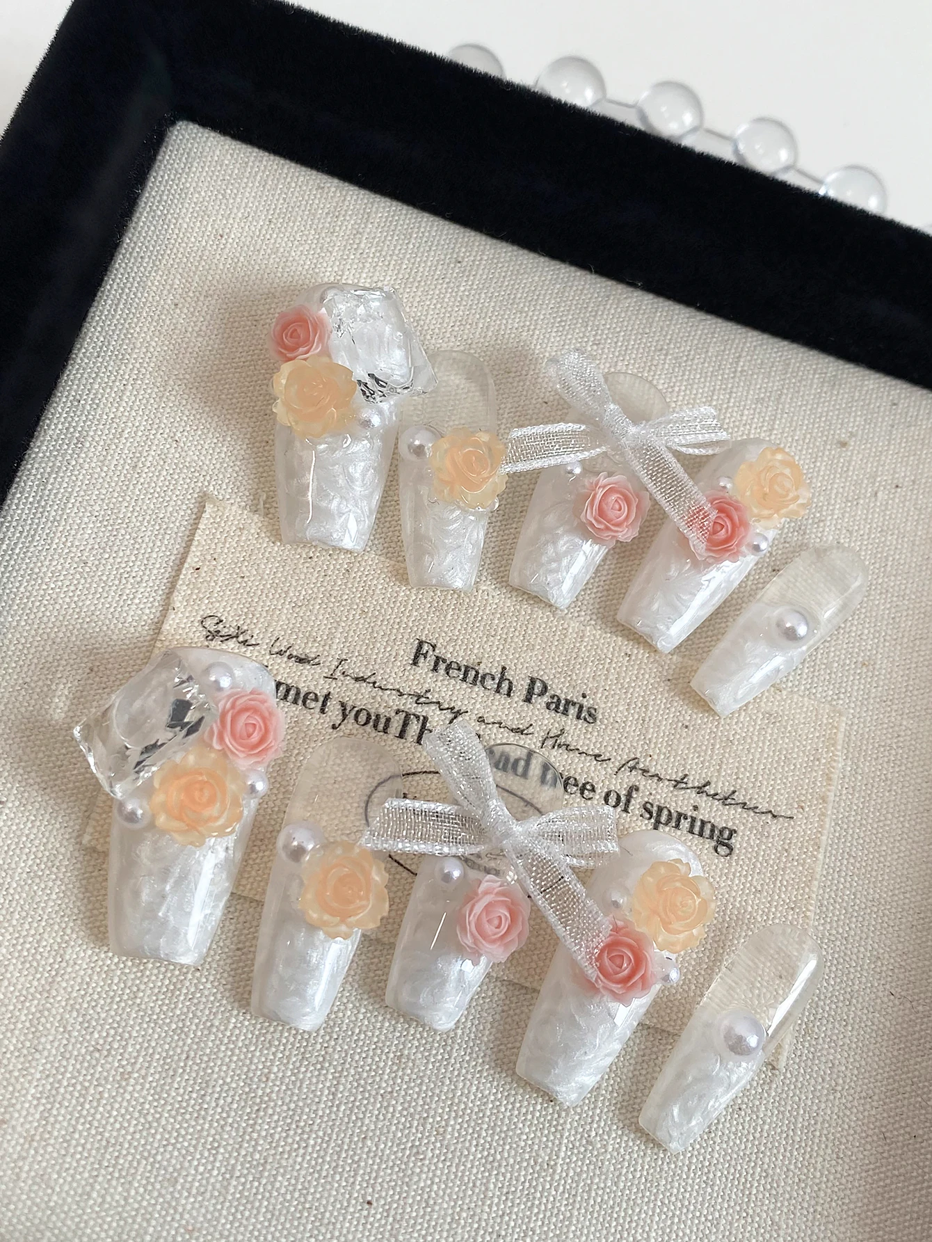 Uñas postizas blancas hechas a mano, diseño 3D con motivos de rosa y albaricoque, lazo de malla y perlas, uñas postizas largas y reutilizables con forma de ataúd para mujer.