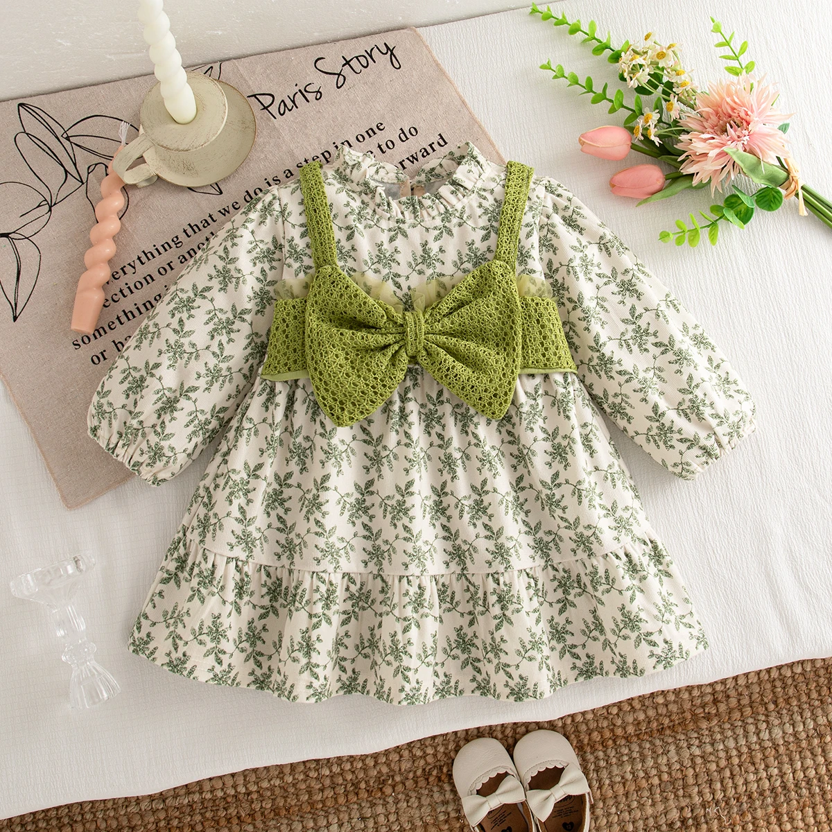 Frühling Herbst Neues Kleid für Babymädchen Grünes Schleifenblumenmuster Langarm-Kleid Mädchen Lässige Ausgehkleidung