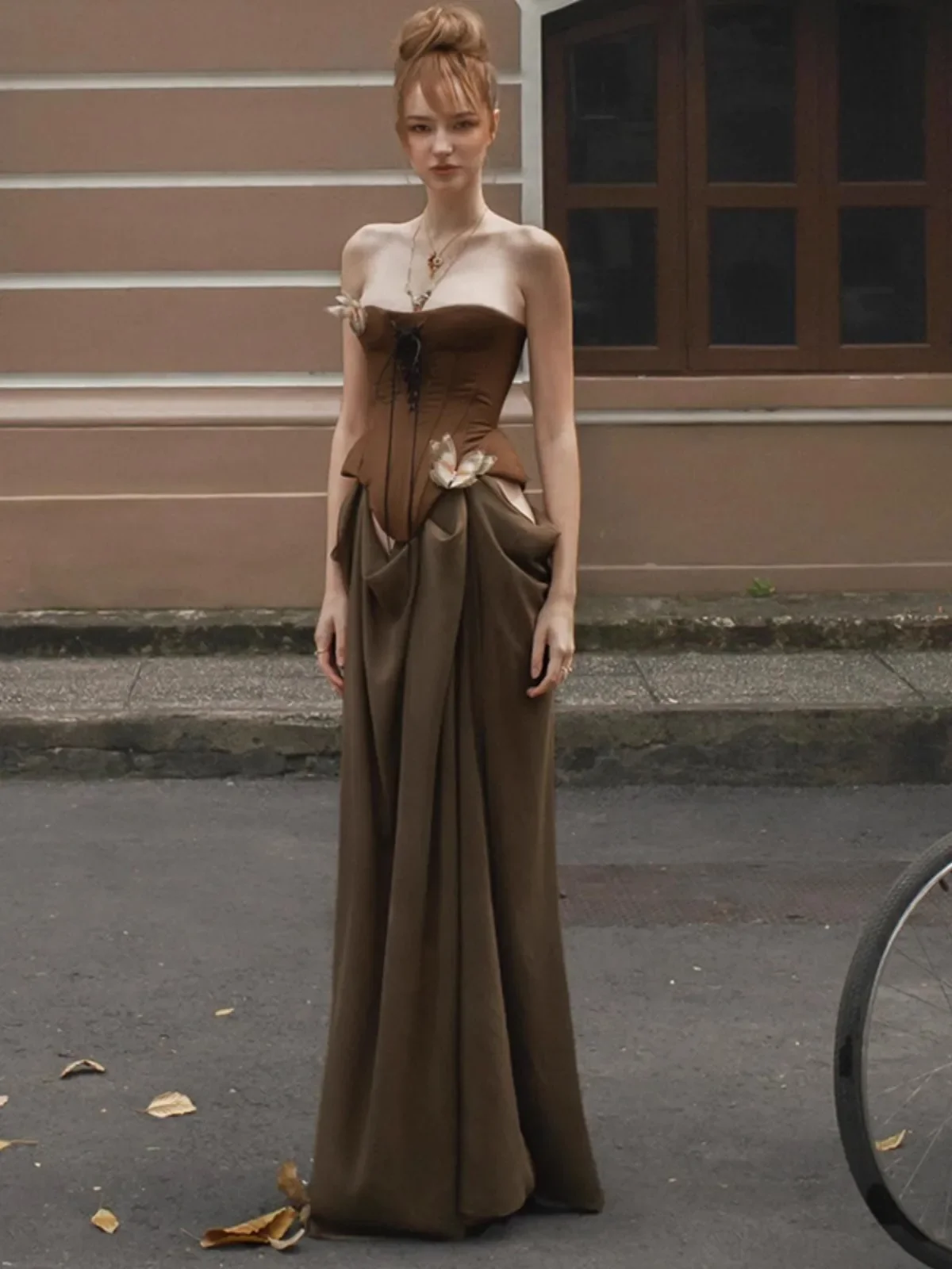 

French Retro Brown Strapless Dress For Women'S Spring And Summer Sexy Waist Hollow Flower Bud Long Skirt