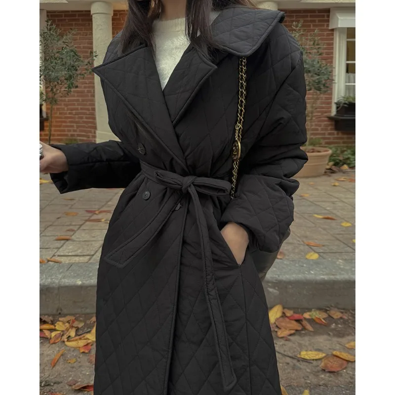 

Шикарное двубортное стеганое хлопковое пальто для женщин: новая зимняя модель с эффектом тепла, поясом и ромбовидным узором