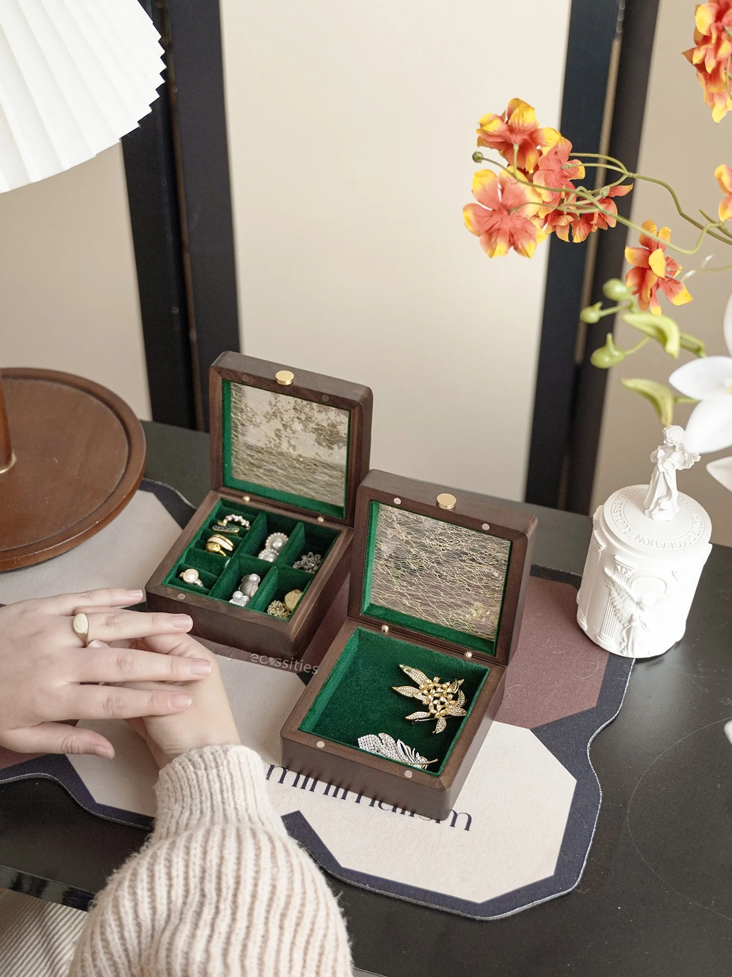 

Деревянная шкатулка для украшений Ele: многофункциональный органайзер для ожерелий и колец, портативный, в деревенском стиле, из черного ореха, винтажный дизайн