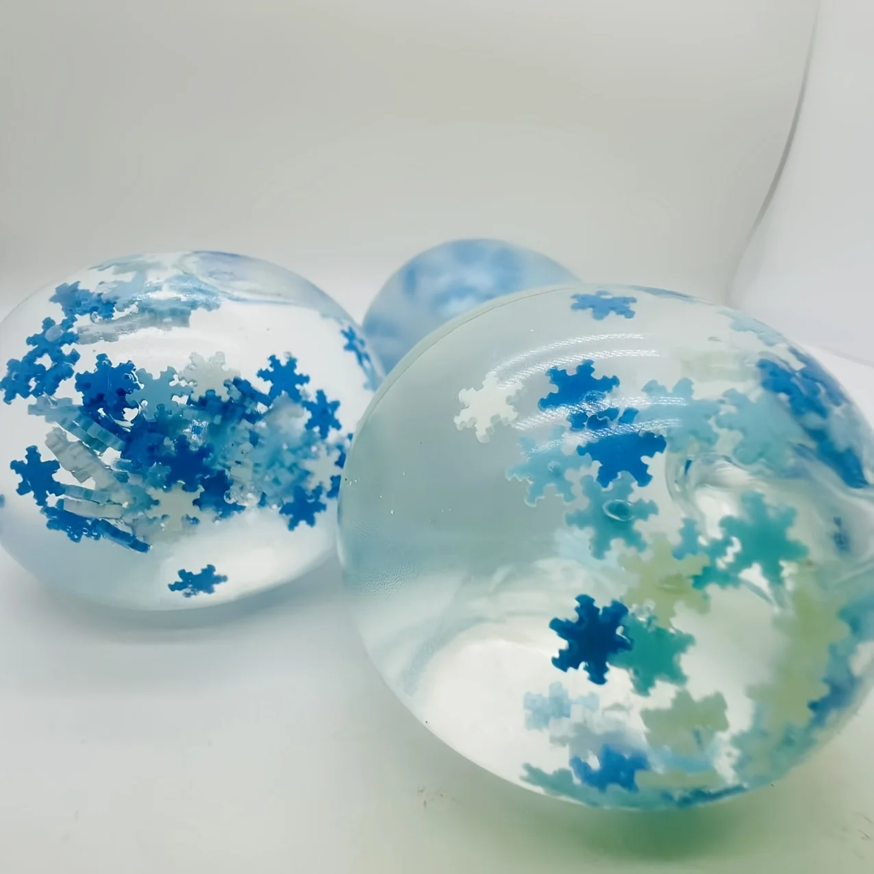 Squishy toys designed with ice and snow & snowflake motifs and mini lens viewers, ideal for all festivals and great leisure items for office use