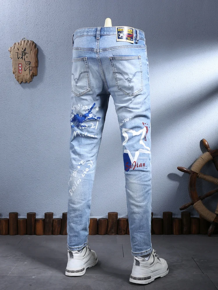 

Осень 2021, новые светло-голубые джинсы в стиле ретро с маленькими штанинами, мужские модные персонализированные брюки с уличным принтом