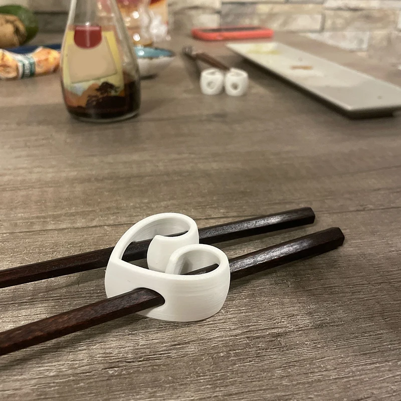 Aiutante per bacchette a forma di cuore: strumento di allenamento per principianti per raccogliere facilmente tagliatelle, sushi e altro, ausilio riutilizzabile ​