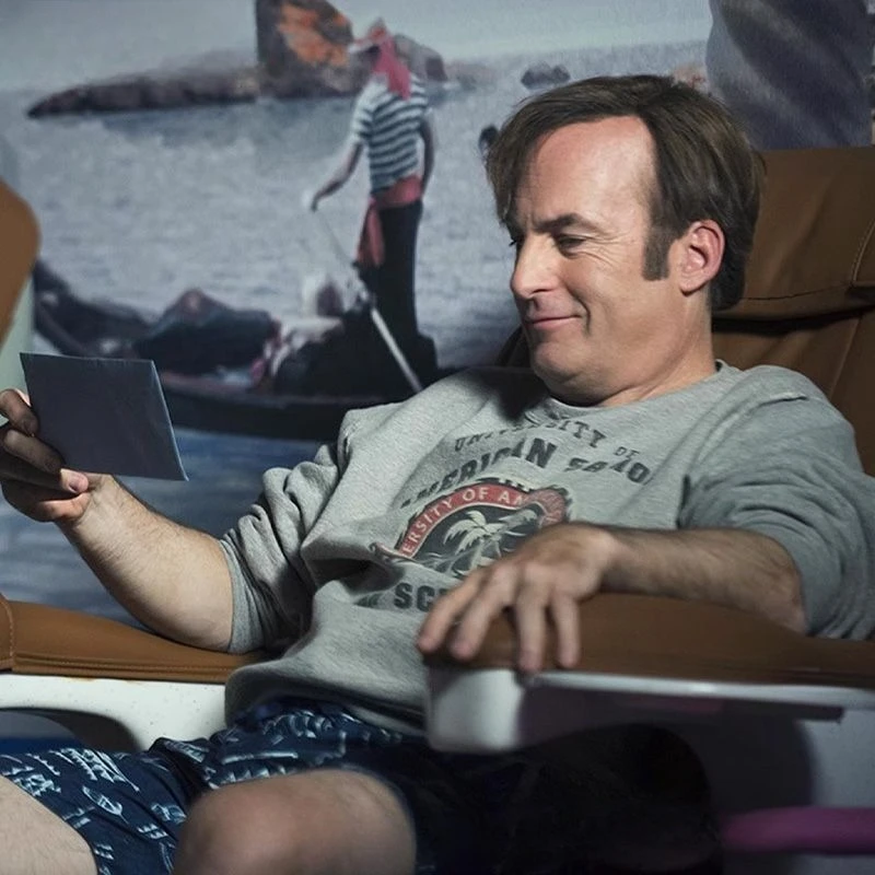 تي شيرت يرتديه مدرسة الحقوق في جامعة سيمويا في المسلسل التلفزيوني الأمريكي "أفضل المحامي" فضفاض ورجعي للرجال