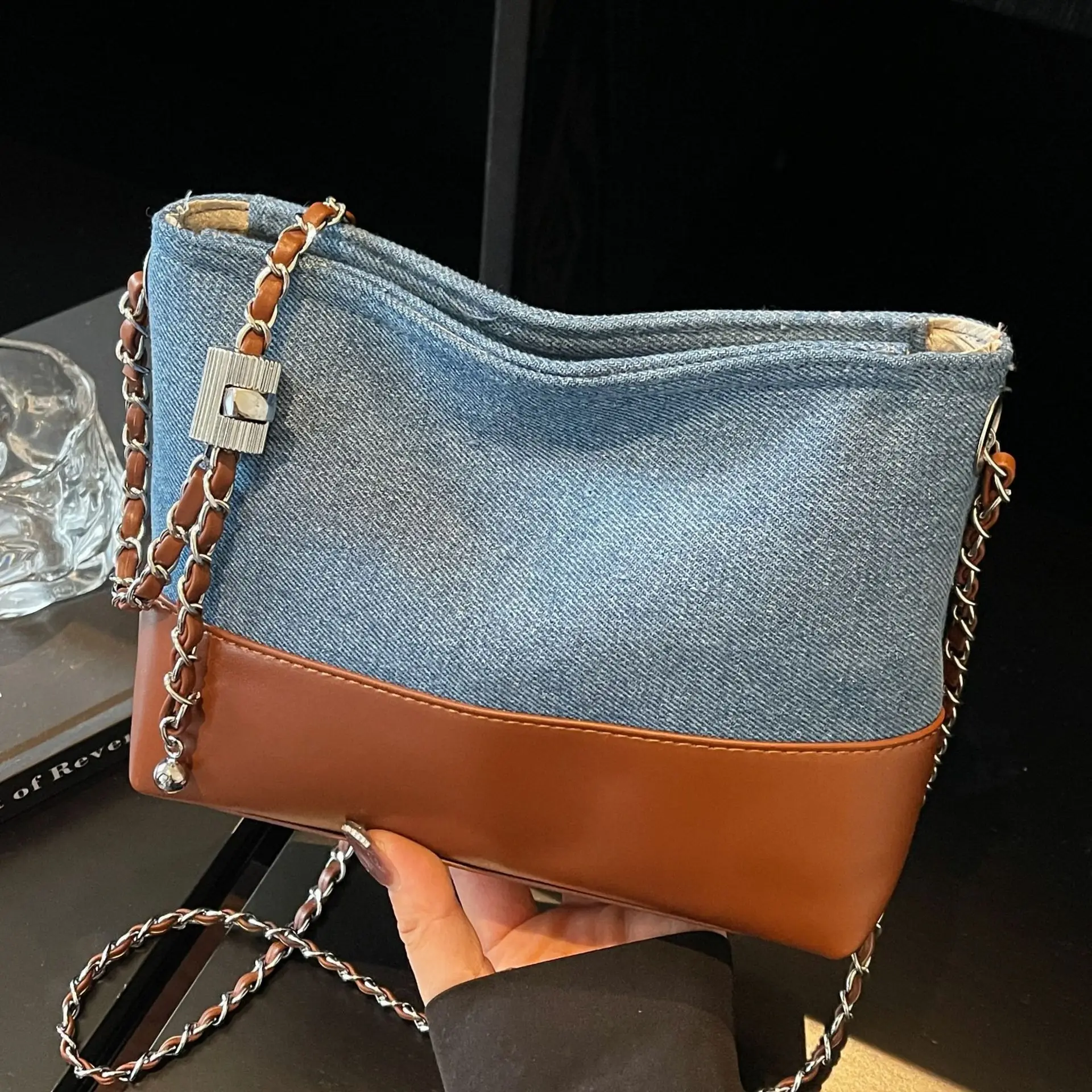 

2025 Chain Strap Crossbody Bag, Women's Trendy Shoulder Tote, Casual Day to Night Purse, Minimalist Sling Bag, Textured Top