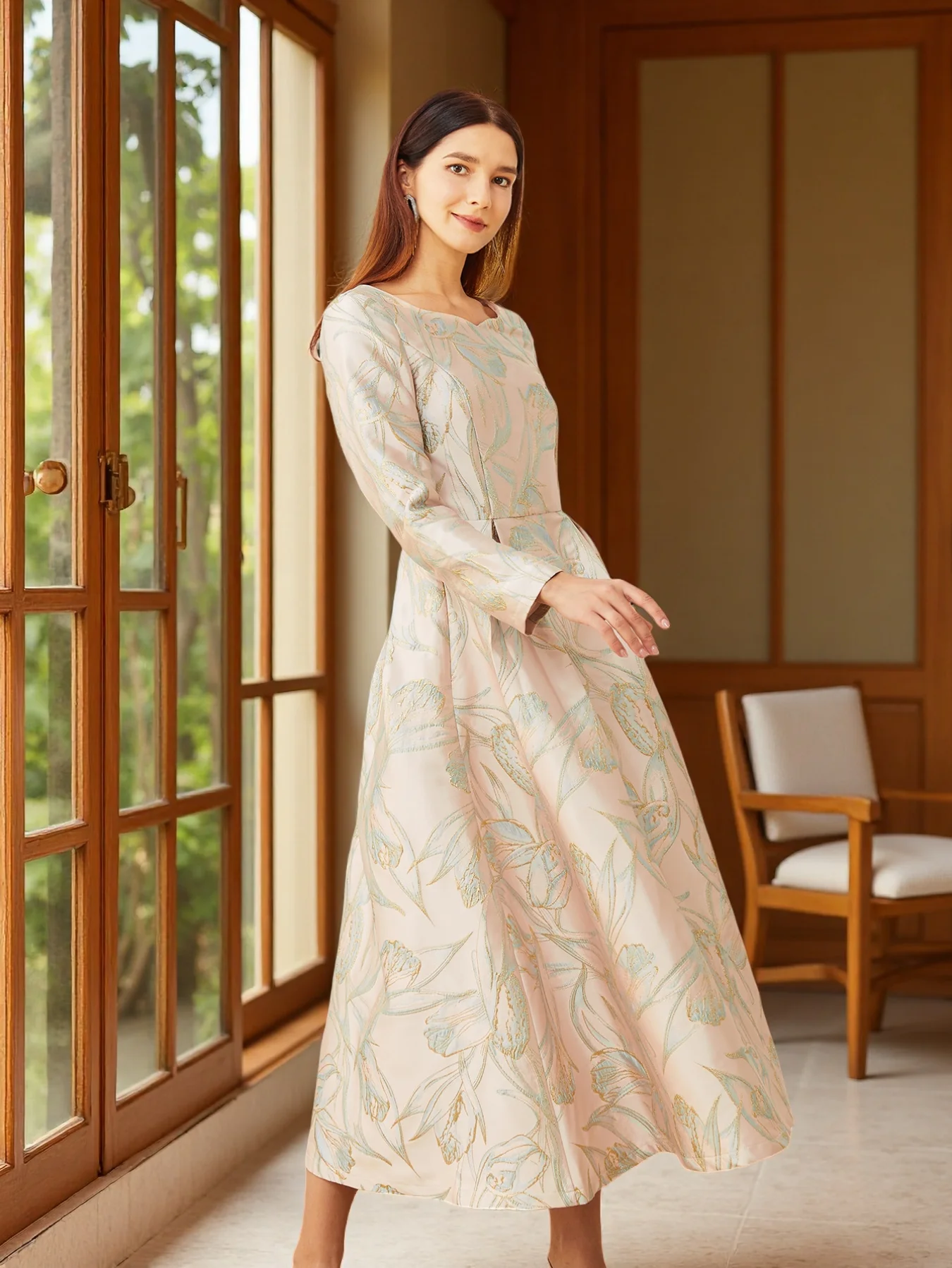 エレガントな女性のためのフィット感のある長袖ドレス - 高級で洗練されたパーティー、宴会、イブニングドレス、ミディアム丈スタイル