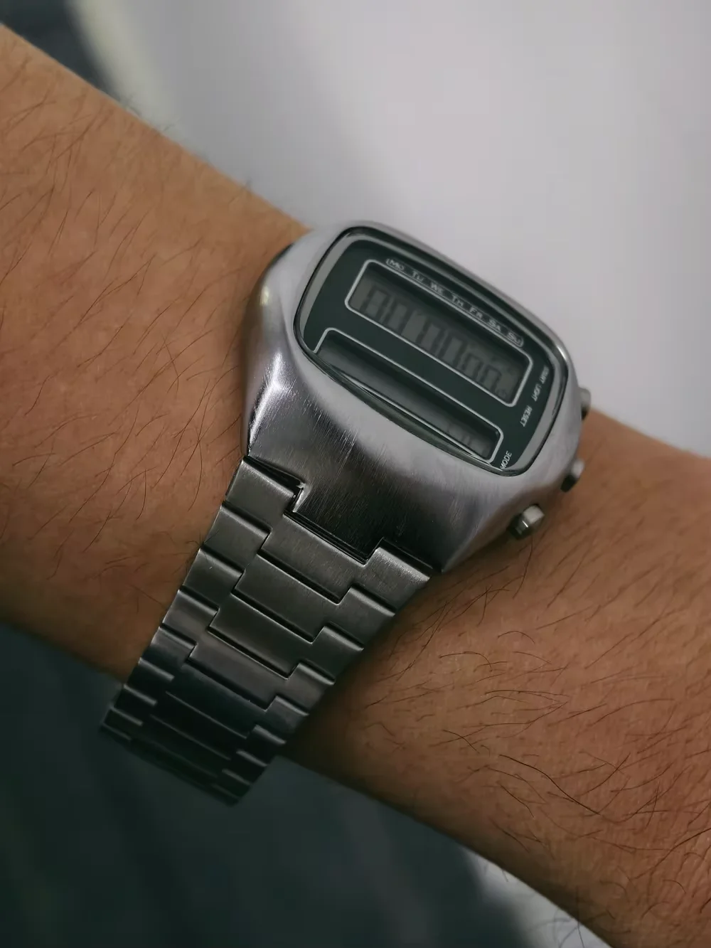 TV  Design Retro 1970s Electronic Digital Watch LCD Display Stainless Steel Case Classic Curved Design For Couple Lovers