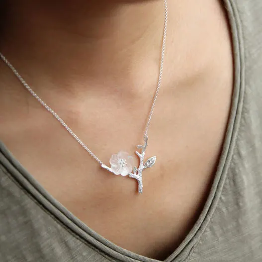 N Flowers in the rain Women's hand-carved white crystal literary S925 sterling silver necklace